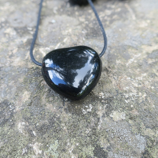 Kaulakoru onyksisydän porattu riipus 