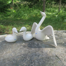 Joutsenen poikanen korkeus 10cm, keramiikkaa