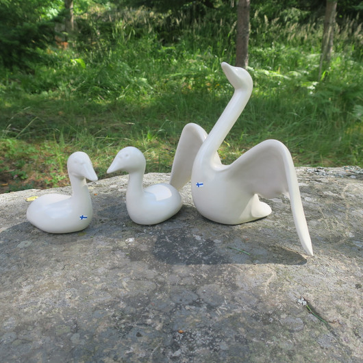 Joutsenen poikanen korkeus 10cm, keramiikkaa
