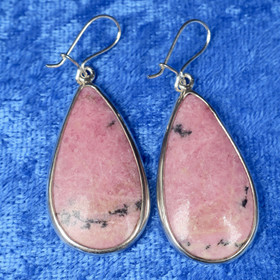 Hopeakorvakorut rodoniitti pisara