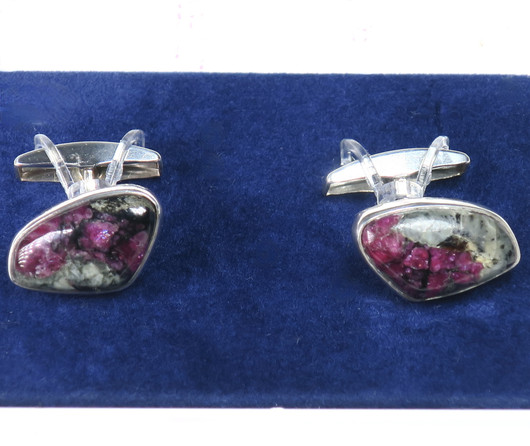 Kalvosinnapit eudialyytti, jossa agrelliitti fluoresoi. A 