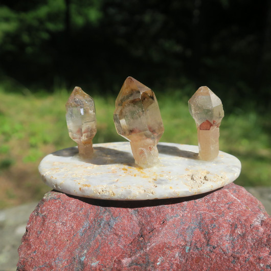 Valtikkakvartsi scepter kvartsi vuorikiteitä skarnijalustalla