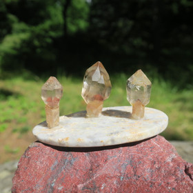 Valtikkakvartsi scepter kvartsi vuorikiteitä skarnijalustalla