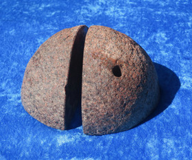 Kirjatuki ja kynäteline graniittia. Suomi