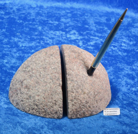 Kirjatuki ja kynäteline graniittia. Suomi