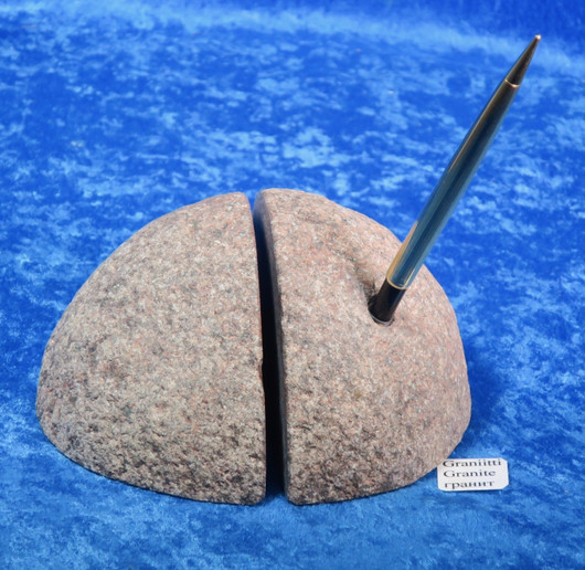 Kirjatuki ja kynäteline graniittia. Suomi