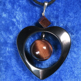 Riipus häränsilmä hematiittisydämessä