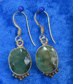 Hopeakorvakorut smaragdi, viistehiottu E