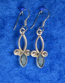 Hopeakorvakorut smaragdi, viistehiottu C