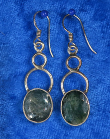 Hopeakorvakorut smaragdi, viistehiottu D