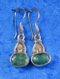 Hopeakorvakorut smaragdi, viistehiottu A