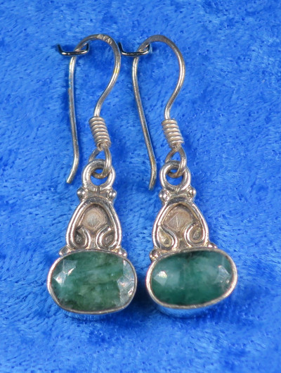 Hopeakorvakorut smaragdi, viistehiottu A