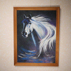 Taulu valkoinen hevosen pää, tumma lila tausta. Kivimurskataulu.