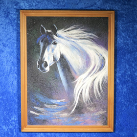 Taulu valkoinen hevosen pää, tumma lila tausta. Kivimurskataulu.