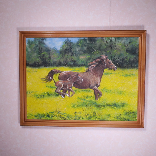 Kivimurskataulu varsa ja hevonen juoksemassa rypsipellossa