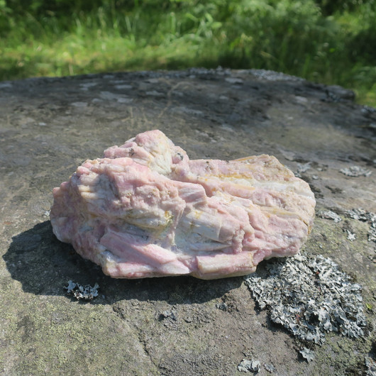 Tuikkualusta rubelliitti on vaaleanpunainen turmaliini