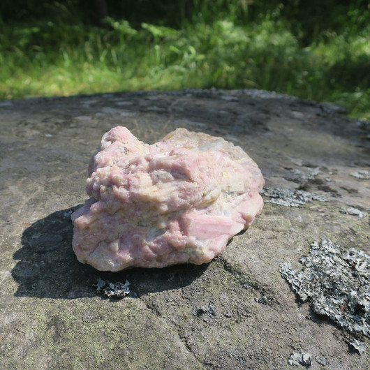 Tuikkualusta rubelliitti on vaaleanpunainen turmaliini