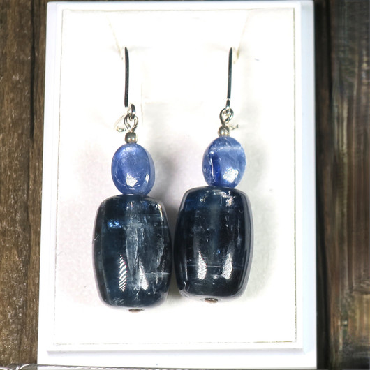 Korvakorut sininen kyaniitti, kookkaat