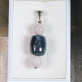 Riipus kyaniitti ja kunziitti