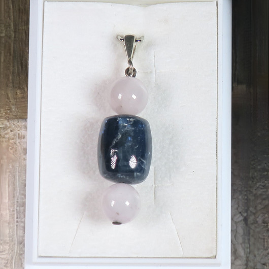 Riipus kyaniitti ja kunziitti