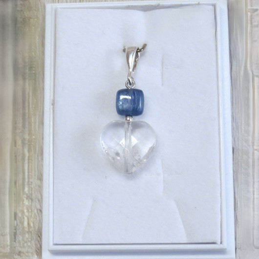 Riipus vuorikidesydän ja sininen kyaniitti 