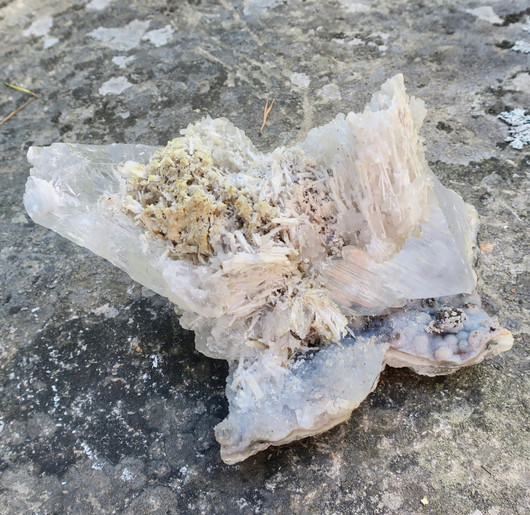 Kipsi iso keräilykivi 1,9kg koko 12x15x15cm