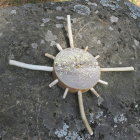 Seinäkello kelopuuta ja poronsarvia