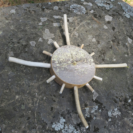 Seinäkello kelopuuta ja poronsarvia