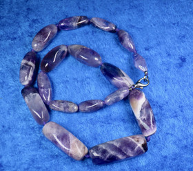 Helmet ametistihelmet 50cm, solmitut, pitkäkäiset kulmikkaat. LUUMU