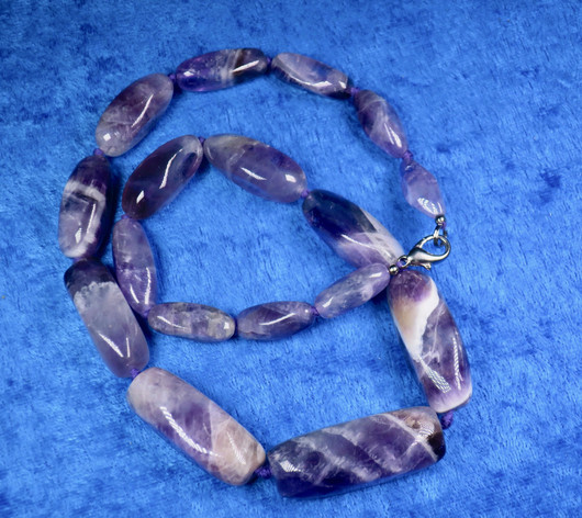 Helmet ametistihelmet 50cm, solmitut, pitkäkäiset kulmikkaat. LUUMU