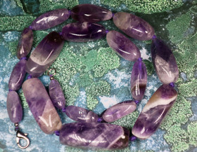 Helmet ametistihelmet 50cm, solmitut, pitkäkäiset kulmikkaat. LUUMU