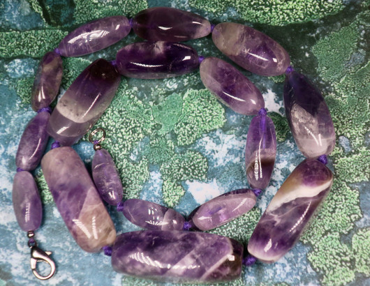 Helmet ametistihelmet 50cm, solmitut, pitkäkäiset kulmikkaat. LUUMU