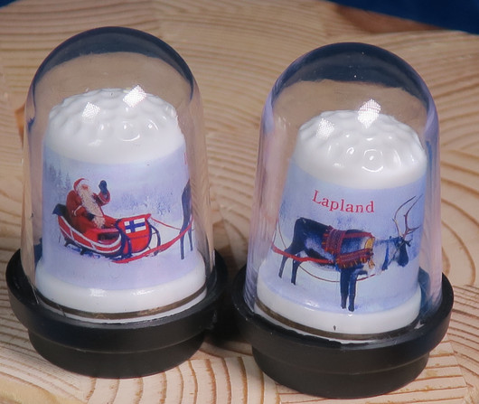 Sormustin joulupukki reessä ja poro, kullattu reuna