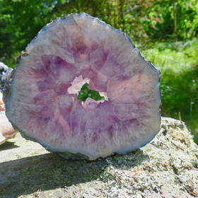 Ametistigeodin 3557g siivu halkaisija 18-19cm, kiteinen reikä keskellä