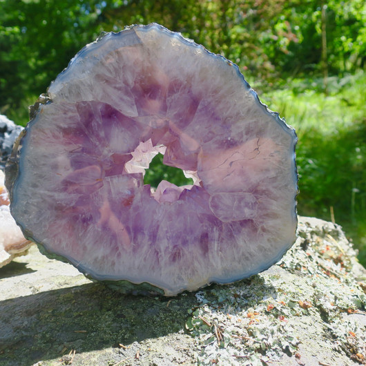 Ametistigeodin 3557g siivu halkaisija 18-19cm, kiteinen reikä keskellä