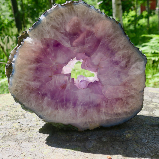 Ametistigeodin 3557g siivu halkaisija 18-19cm, kiteinen reikä keskellä
