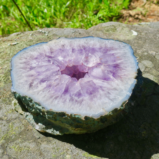 Ametistigeodin 3557g siivu halkaisija 18-19cm, kiteinen reikä keskellä