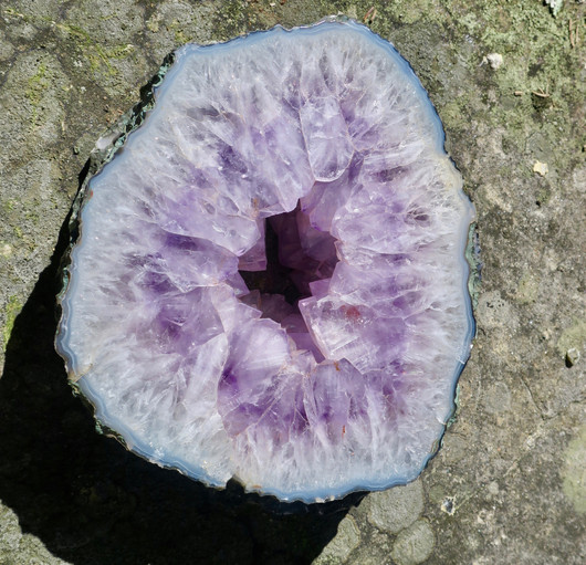 Ametistigeodin 3557g siivu halkaisija 18-19cm, kiteinen reikä keskellä