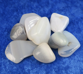 Kalsedoni rumpuhiottu alle 3g  akaatti