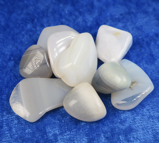 Kalsedoni rumpuhiottu alle 3g  akaatti