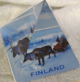 Lasipyramidi joulupukki ja poro 