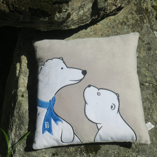 Tyyny sohvatyyny jääkarhu ja pentu, huivissa Suomen lippu