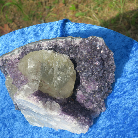Ametistigeodi iso 4,3kg, jossa kalsiittia. Katso video