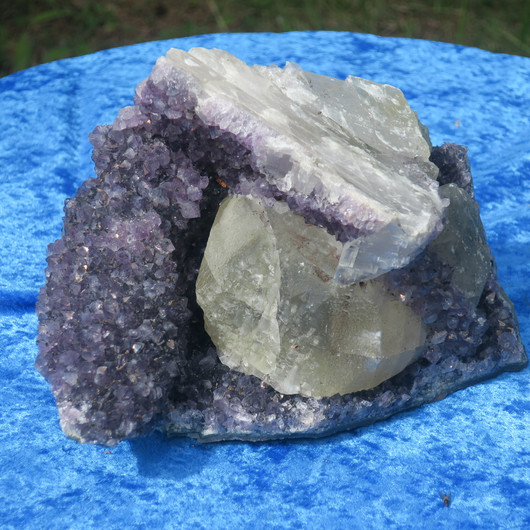 Ametistigeodi iso 4,3kg, jossa kalsiittia. Katso video