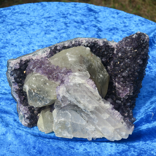 Ametistigeodi iso 4,3kg, jossa kalsiittia. Katso video