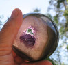 Ametistipallo 775g 8cm kivipallo jonka läpi kulkee kidetunneli