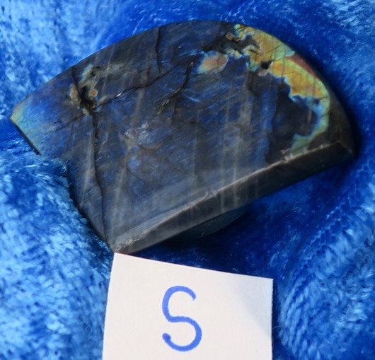 Magneetti spektroliitti hiottu suomalainen korukivi. Ylämaa Suomi