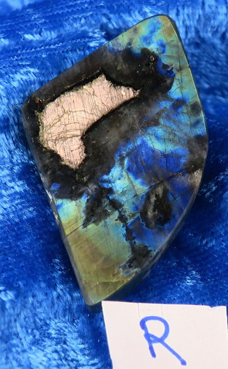 Magneetti spektroliitti hiottu suomalainen korukivi. Ylämaa Suomi