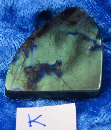 Magneetti spektroliitti hiottu suomalainen korukivi. Ylämaa Suomi