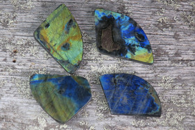 Magneetti spektroliitti hiottu suomalainen korukivi. Ylämaa Suomi